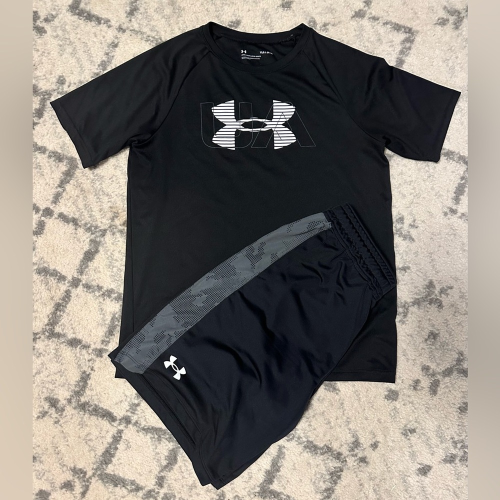 Boys Under Armour short set, size Youth Large.